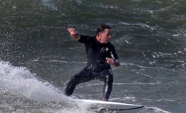 The photos of Lacalle Pou getting ready to surf on a beach in La Paloma