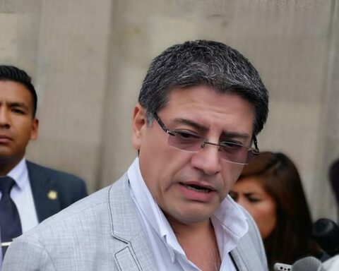 The process of Xerxes Justiniano begins and his father says that, for health reasons, he left the country at the beginning of the month