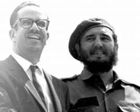 Osvaldo Dorticós Torrado junto a Fidel Castro