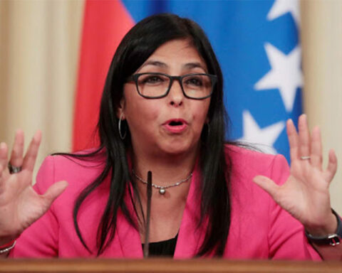 There are already 744 "few hours" promised by Delcy Rodríguez to define a salary increase