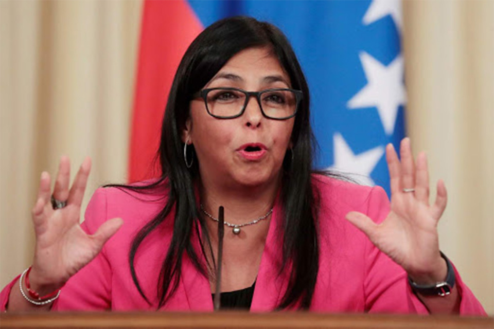 There are already 744 "few hours" promised by Delcy Rodríguez to define a salary increase