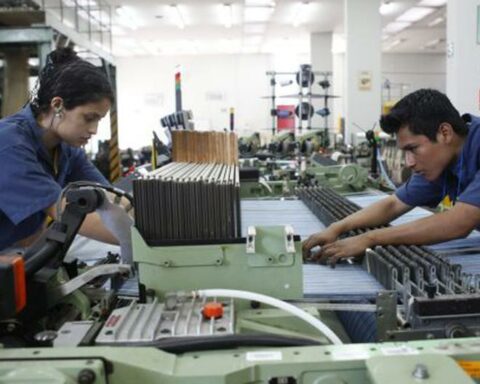 There is a deficit of 200,000 technicians