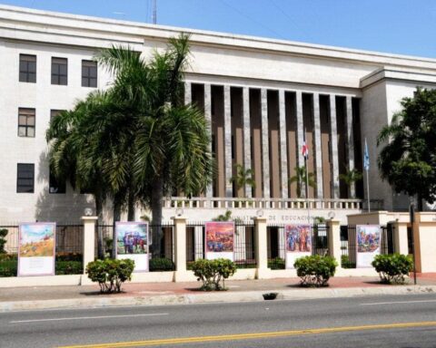 Piden al TSA anular ordenanza que faculta al Minerd elaborar sus propios libros