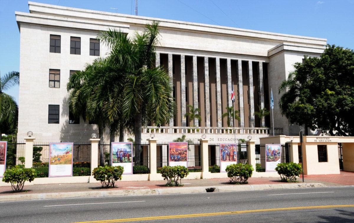 Piden al TSA anular ordenanza que faculta al Minerd elaborar sus propios libros