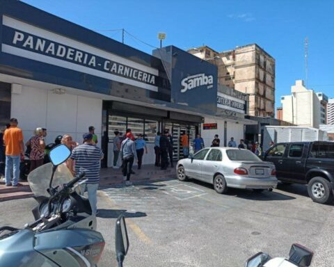 They attacked two shops in Maracaibo with weapons