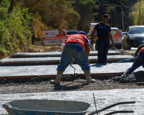Ejecutan vaciado de calzada en avenida principal de La Vega
