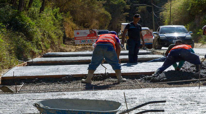 Ejecutan vaciado de calzada en avenida principal de La Vega