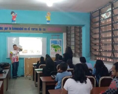 They carry out training for School Defenders in Caracas