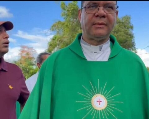 Community organizations from the community of El Aguacate, in Moca, accompanied by the priest José Agustín Fernández, denounced the threat of a landslide on that community's highway.