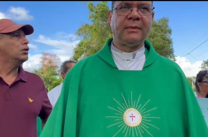 Community organizations from the community of El Aguacate, in Moca, accompanied by the priest José Agustín Fernández, denounced the threat of a landslide on that community's highway.