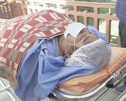 They denounce inhumane treatment against the cocalero César Apaza and the doctors prevent him from being removed from the hospital