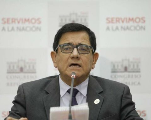 They file a criminal complaint against the president of Congress