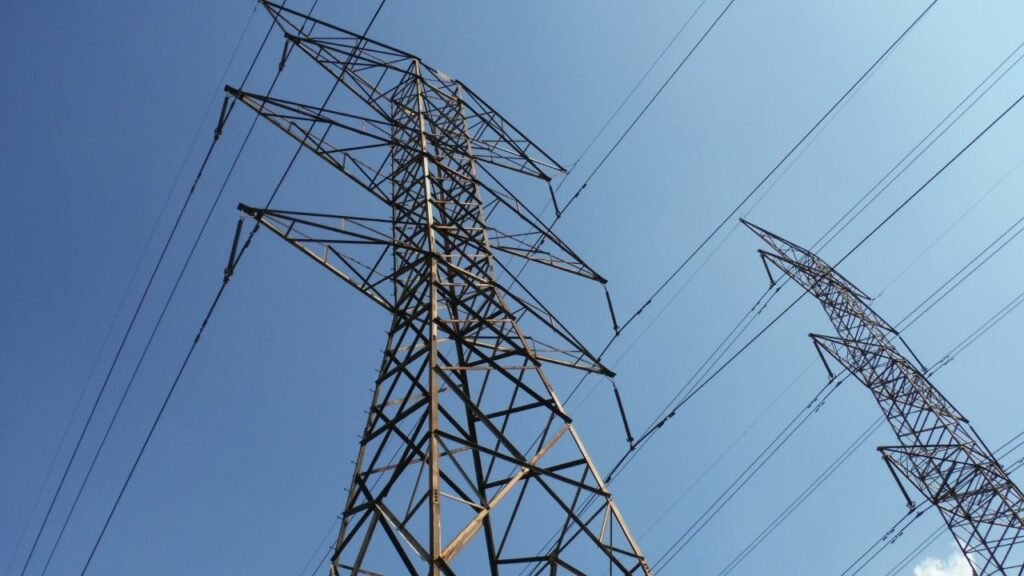 They find a dead man in a high-voltage tower: it is presumed theft of cables