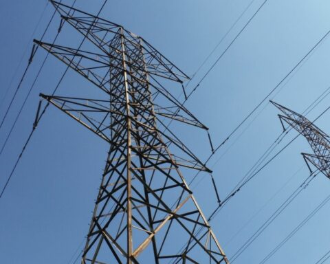 They find a dead man in a high-voltage tower: it is presumed theft of cables