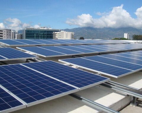 Saludan plan de instalación de paneles solares