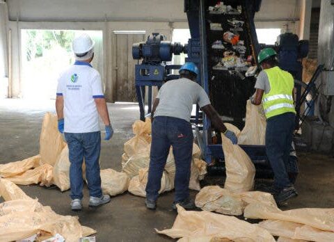 Incineran productos falsificados y sin registro sanitario