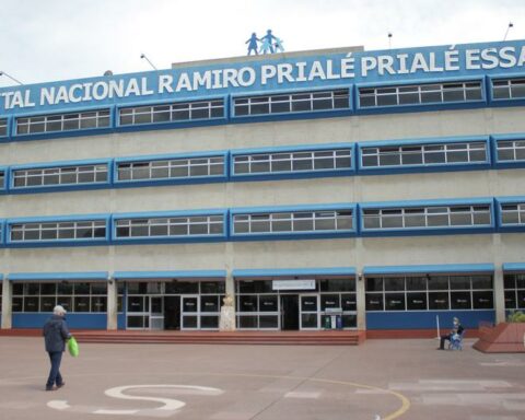 They investigate the death of an elderly man who arrived with colic at Essalud in Huancayo