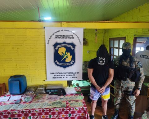 They seize drugs and arrest a person with an arrest warrant in Itapúa