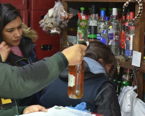 They seize more than 2 thousand soles in smuggled liquors and with an expired date in Huancavelica