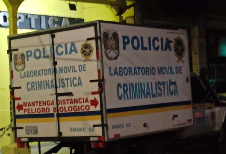 They stab and kill a free trader in the center of Santa Cruz, three blocks from the Plaza 24 de Septiembre