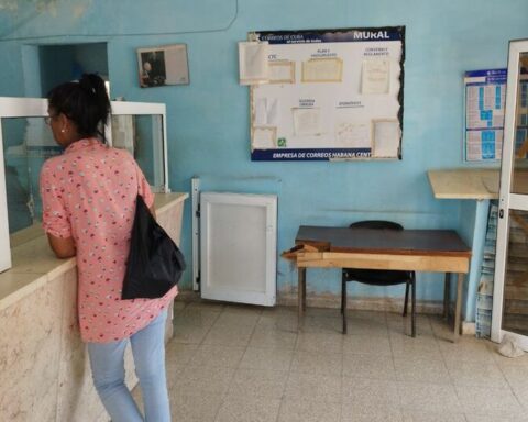 They steal the money from the pensions of retirees in a Post Office in Havana