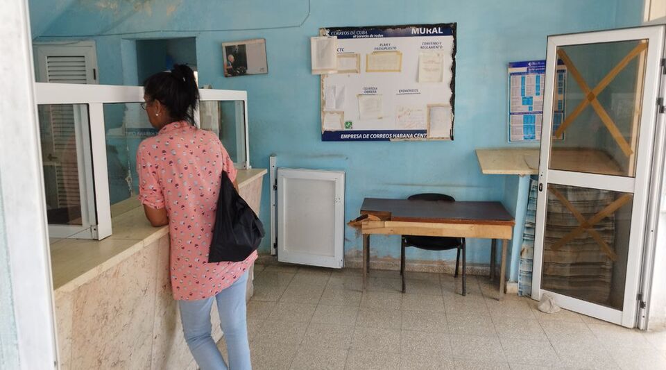 They steal the money from the pensions of retirees in a Post Office in Havana