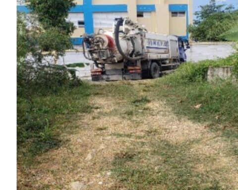 Inapa vehicle removes rubble in search of more evidence in the septic tank where the couple's bodies were found