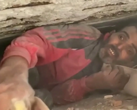 A trece días del terremoto en Turquía rescatan a familia bajo los escombros