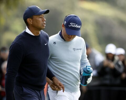 Tiger Woods apologizes for giving his partner a tampon in the middle of the tournament