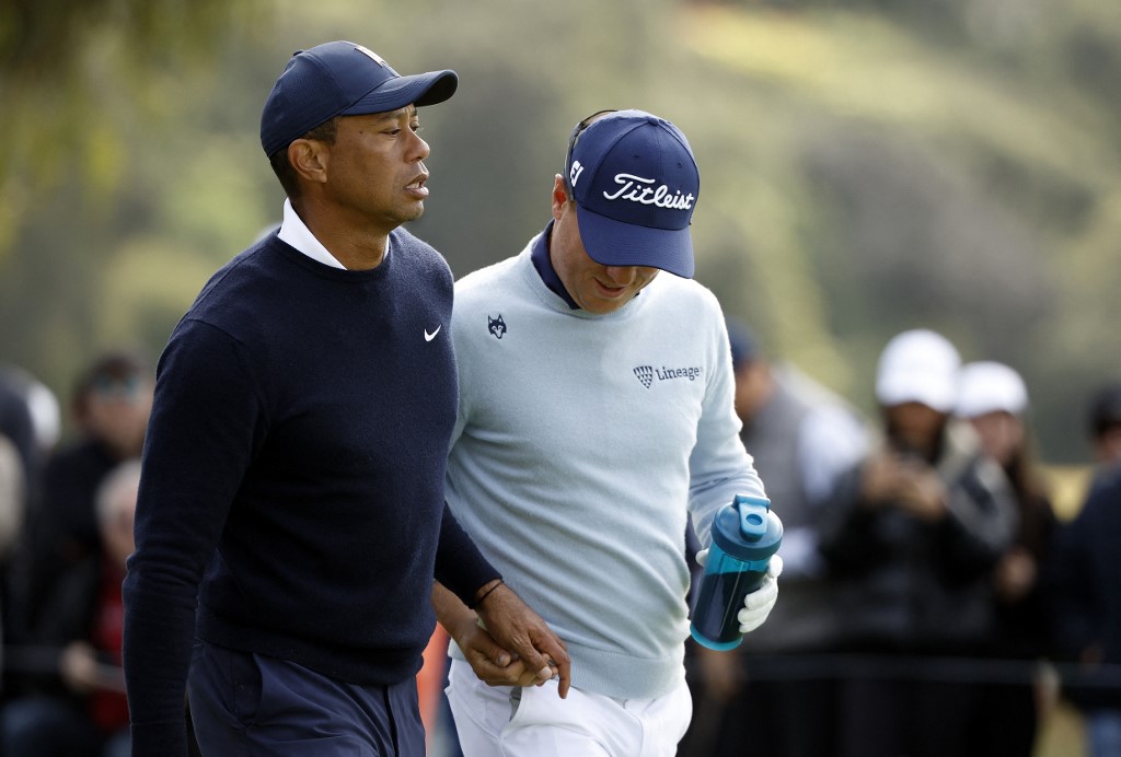 Tiger Woods apologizes for giving his partner a tampon in the middle of the tournament