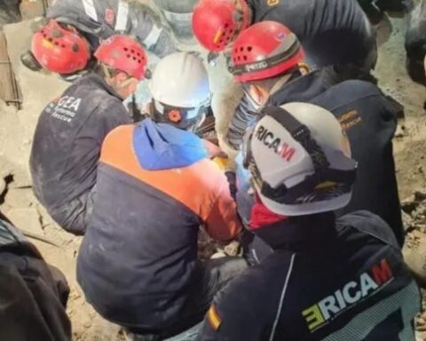 Rescatan dos mujeres tras más de 200 horas entre escombros en Turquía