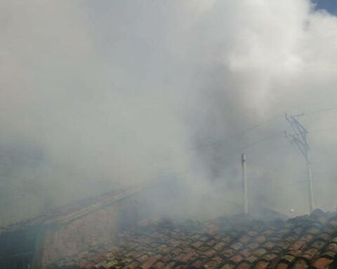Urban fire affects rustic housing in the Daniel Hernández district