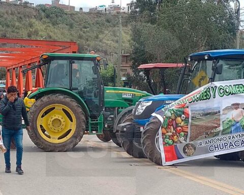 Using tractors, protesters block the La Breña bridge in Huancayo (VIDEO)