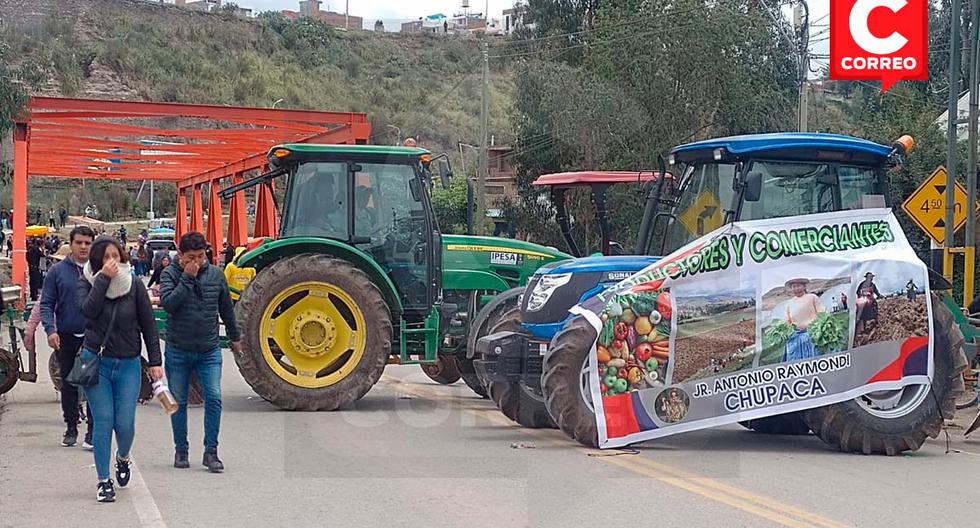 Using tractors, protesters block the La Breña bridge in Huancayo (VIDEO)