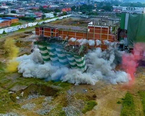 Video: this was the implosion of the old Bavaria building in Cali