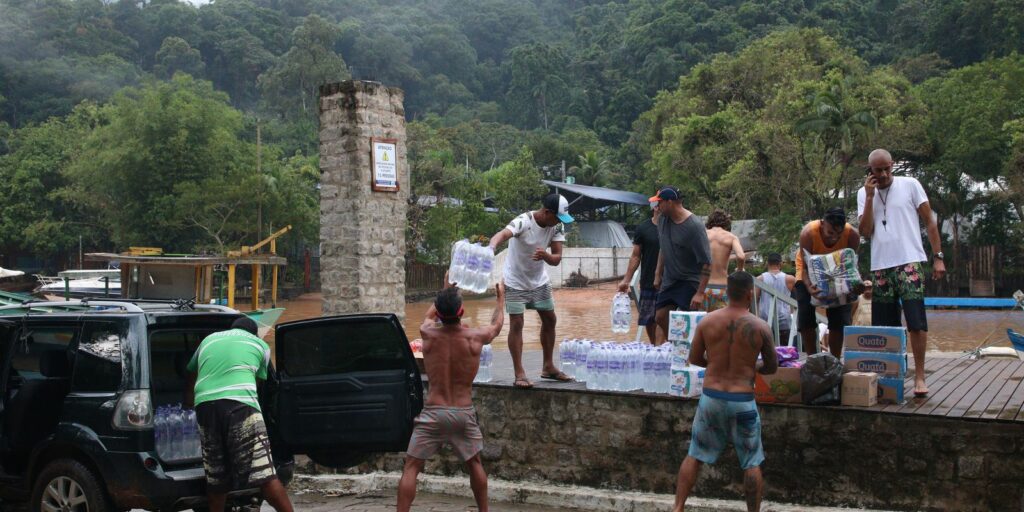 Water supply is partially restored in São Sebastião