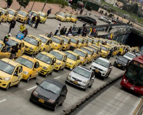Why are taxi drivers preparing protests for this Wednesday?