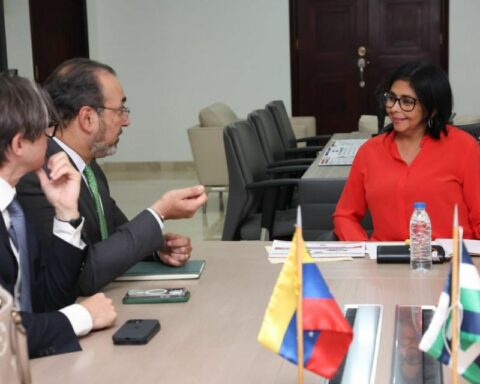 Without many details: Delcy Rodríguez met with authorities from CAF Banco de Desarrollo