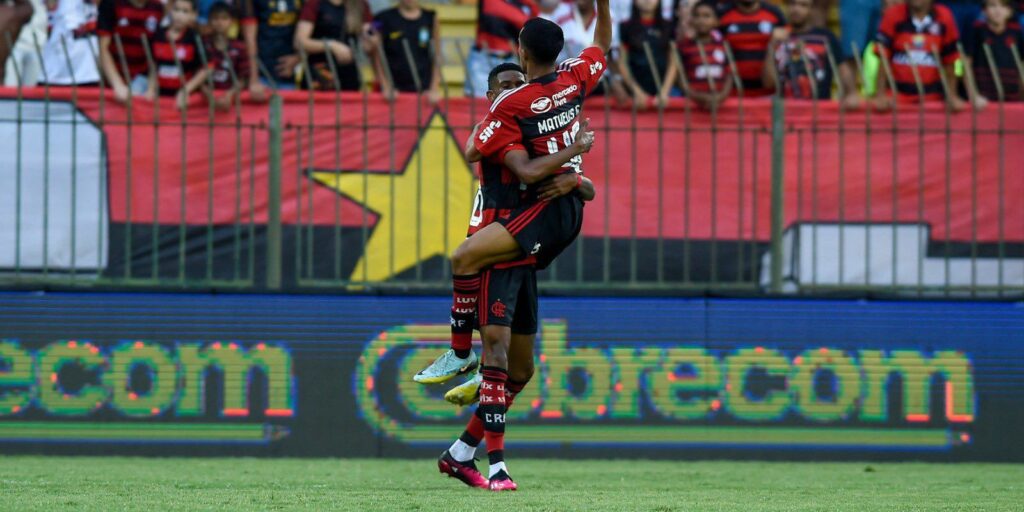 Young people from the base decide and Flamengo shoots in the leadership of Carioca