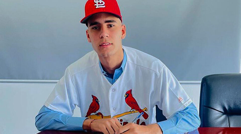 A baseball player who left Cuba in 2022 is hired by the US St. Louis Cardinals
