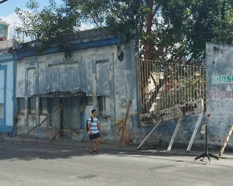 A miraculous static facade threatens passers-by on Zapata street in Havana