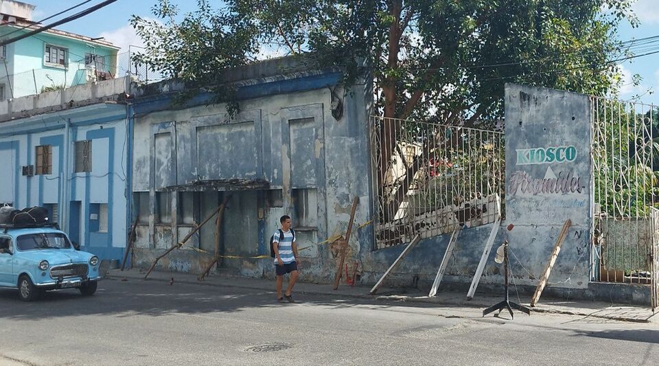 A miraculous static facade threatens passers-by on Zapata street in Havana