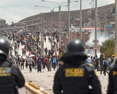 A police station burned down and 27 wounded leave clashes in southern Peru