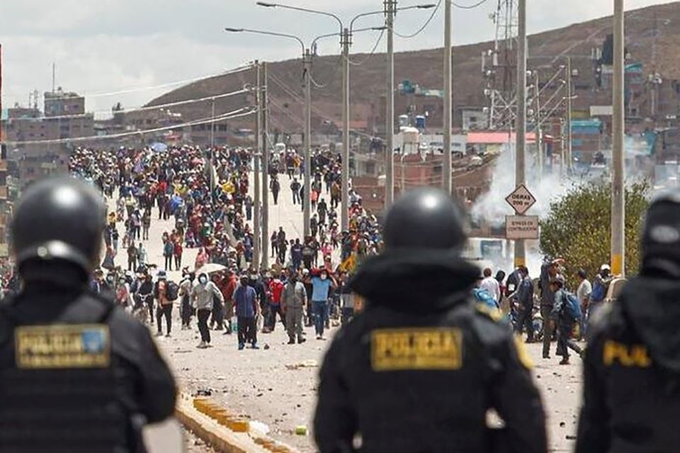 A police station burned down and 27 wounded leave clashes in southern Peru