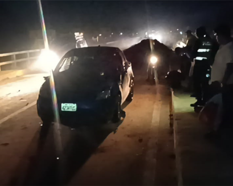 A promontory of land left behind by blockers causes a car to overturn on the Yapacaní River bridge