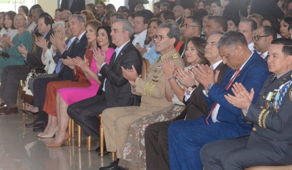 President Luis Abinader and the Minister of Defense in an act of recognition of women.  william burgos