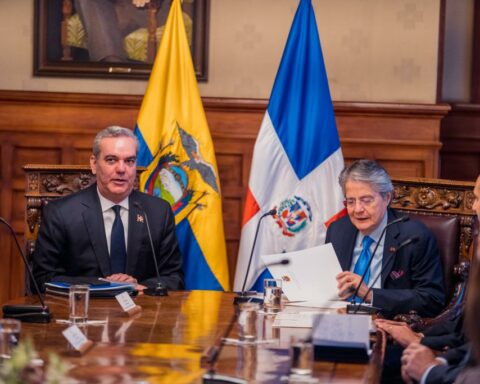 Abinader meets with his counterpart Lasso at the Presidential Palace