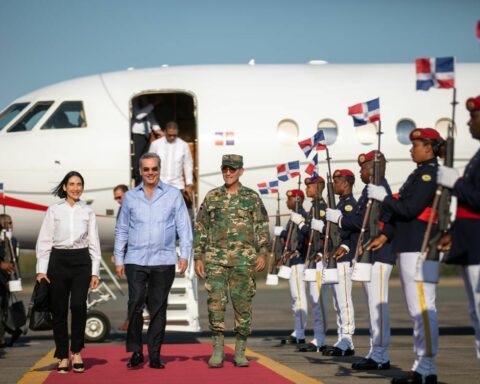 Abinader regresa al país tras lanzar primera bola en Clásico Mundial