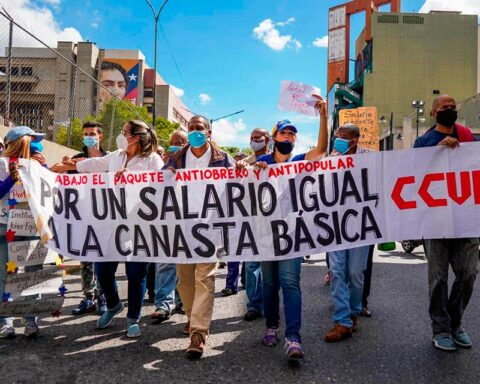 Academy of Economics: Situation is "distressing" and minimum wage lost 80% of its value