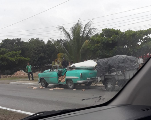 An accident between a truck and a car leaves at least one dead and two injured in Camagüey